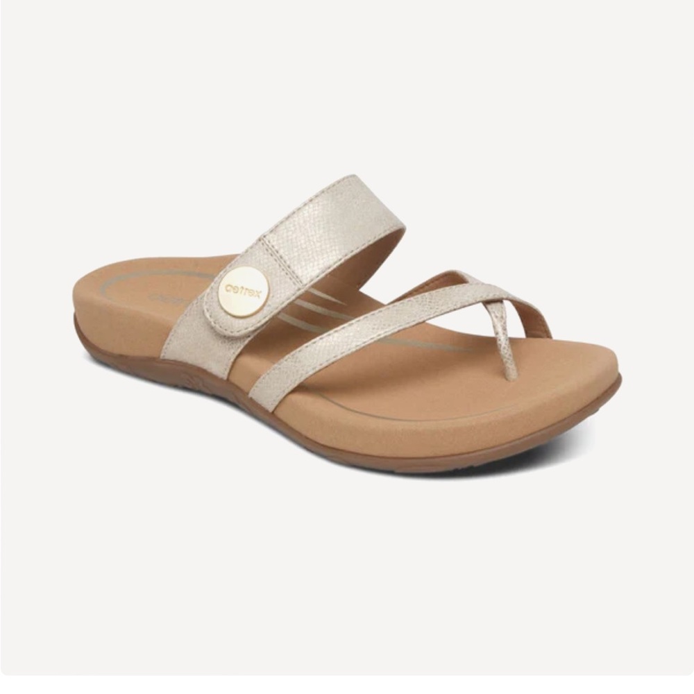 Aetrex Izzy Adjustable Slide Sandal women’s shoes in light gold. Size 38